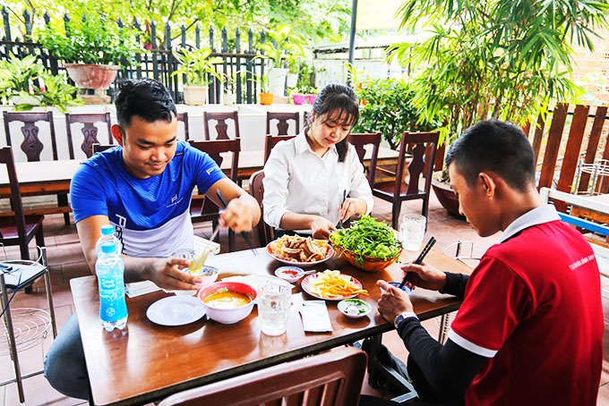 Thực khách thưởng thức món nem nướng tại Nhà hàng nem Bà Năm Ninh Hòa.  