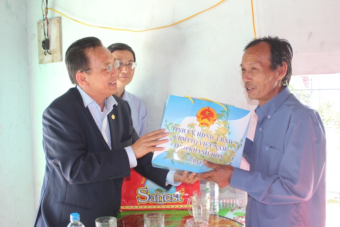 Lãnh đạo tỉnh Khánh Hòa thăm, chúc Tết gia đình chính sách huyện Vạn Ninh