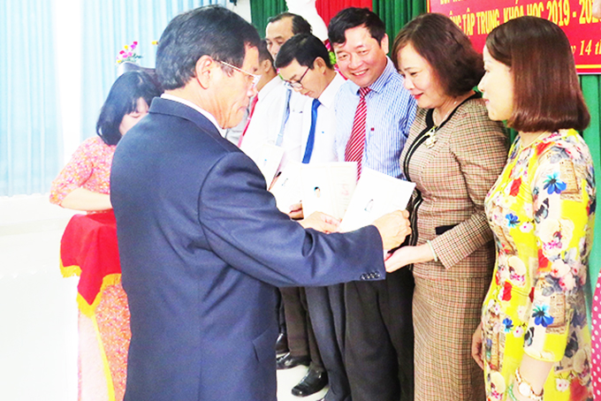 Đại điện lãnh đạo Học viện Chính trị khu vực III trao bằng tốt nghiệp cho các học viên.
