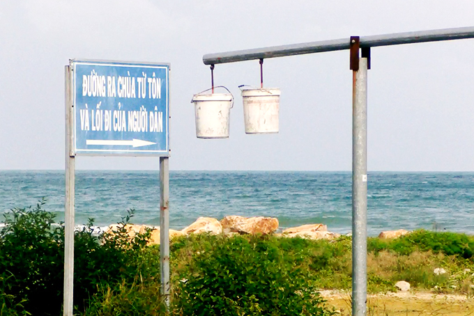 Nhếch nhác ngay lối đi vào thắng cảnh Hòn Đỏ