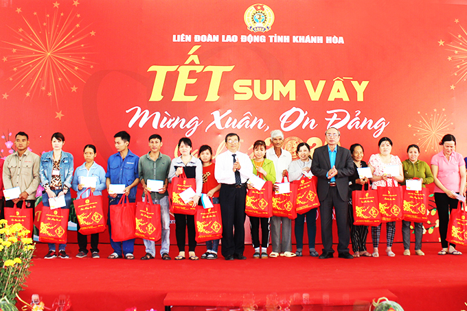 Tổ chức Tết sum vầy cho hơn 300 công nhân