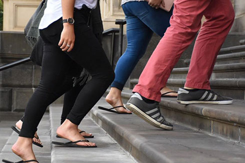 Những lợi ích bất ngờ nhờ đi thang bộ, giảm đi thang máy