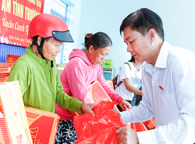 Ông Lữ Thanh Hải trao quà cho các thành viên HTX khó khăn