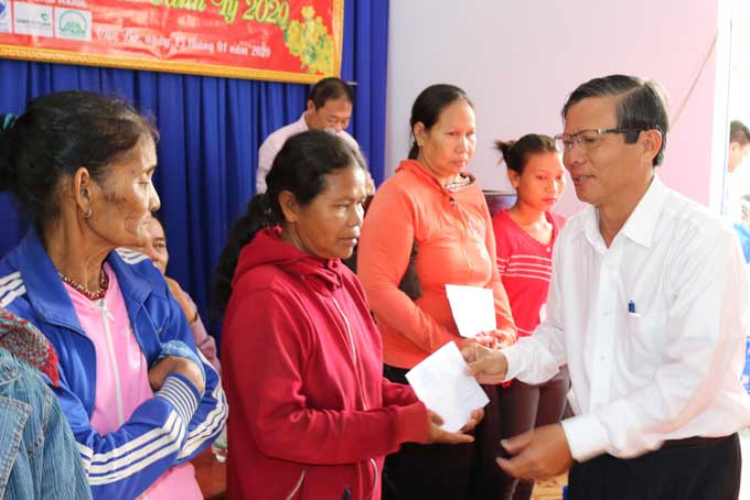 Ông Trần Ngọc Thanh tặng quà cho hộ nghèo xã Cầu Bà