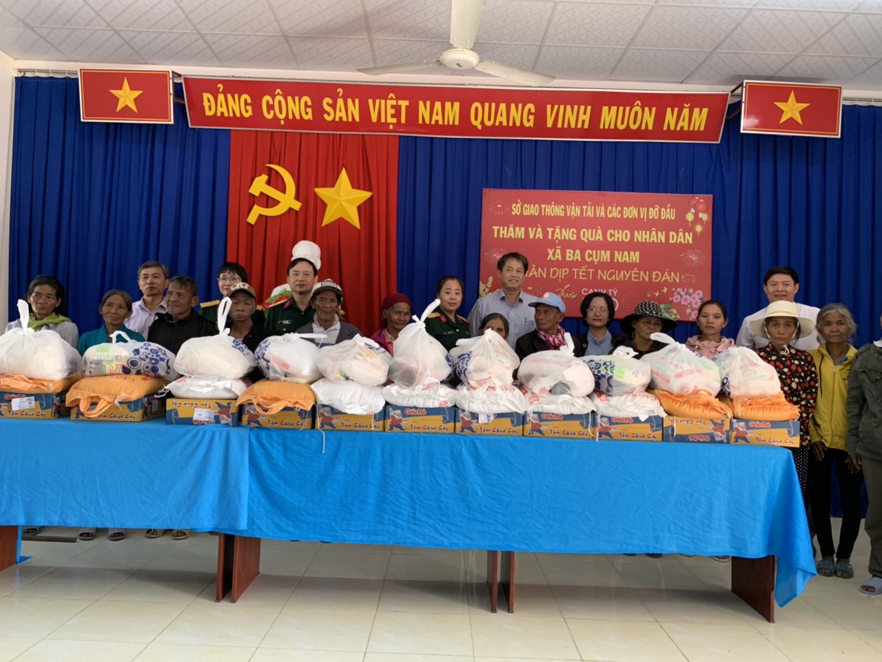 Thăm tặng 879 suất quà Tết cho các hộ gia đình xã Ba Cụm Nam