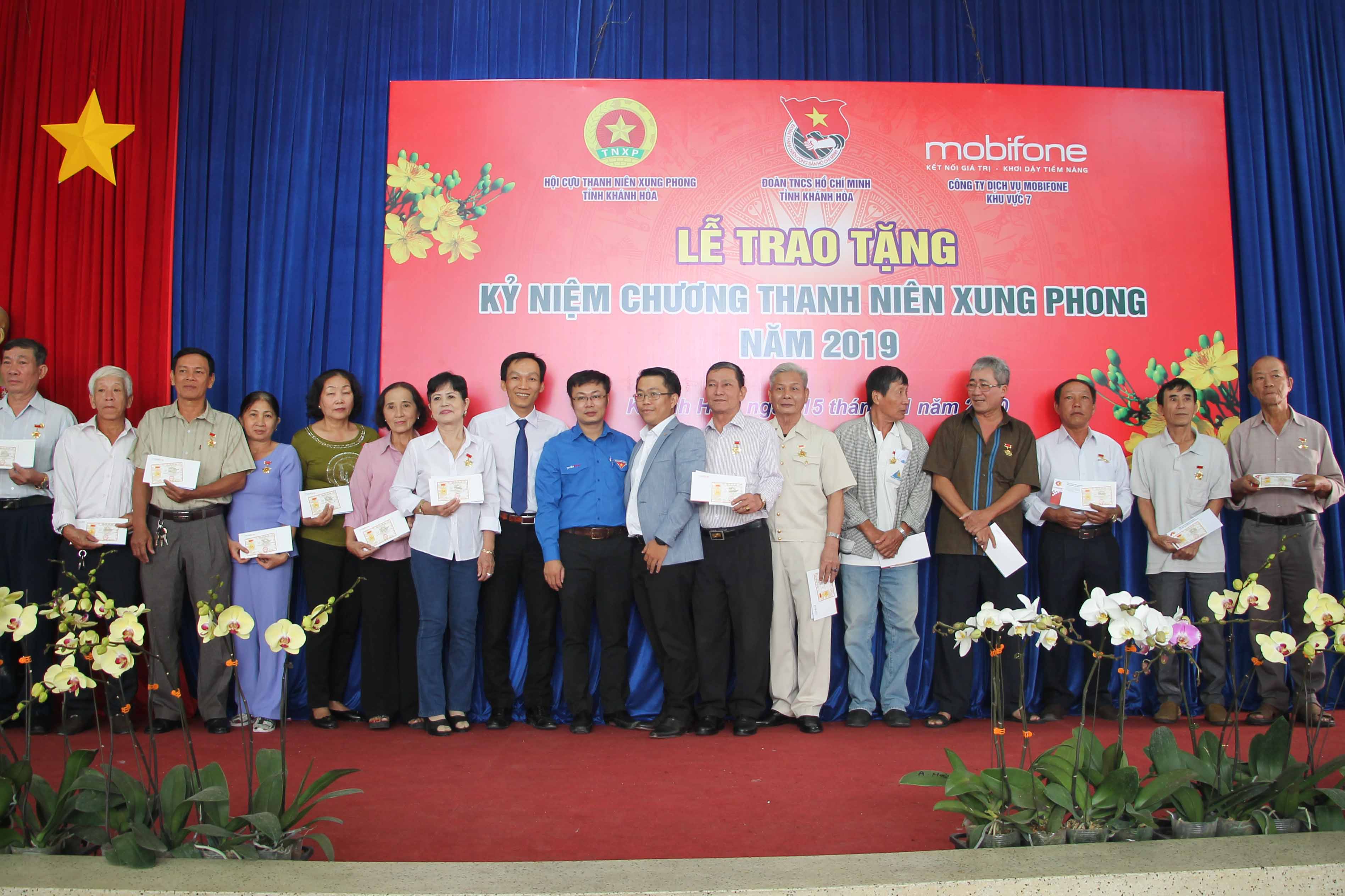 Trao tặng kỷ niệm chương cựu thanh niên xung phong cho 50 cá nhân