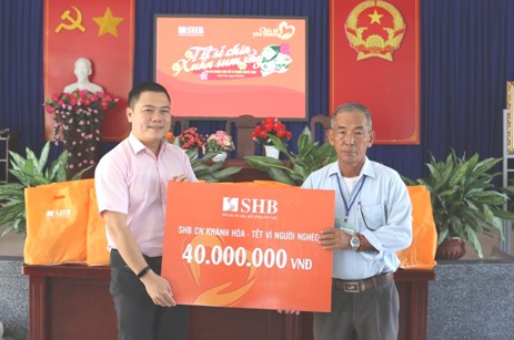 SHB chi nhánh Khánh trao 80 suất quà Tết cho người dân xã Ninh Tân