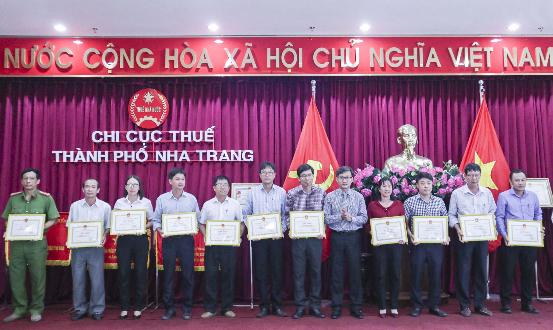 Lãnh đạo UBND TP. Nha Trang trao giấy khen cho các tập thể.