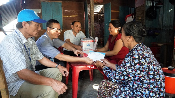 Trao quà cho gia đình sinh viên tại Khánh Hòa. 