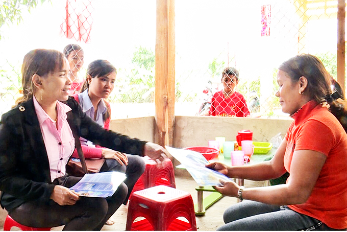 Chị Pi Năng Thị Mydia (bên trái) tuyên truyền chính sách dân số  tại một hộ dân thôn Đa Râm, xã Khánh Thượng. 
