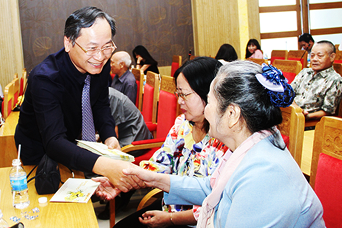 Đồng chí Nguyễn Đắc Tài chúc mừng các đồng chí cán bộ hưu trí  nhân dịp xuân Canh Tý.