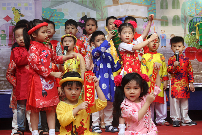 Các em nhỏ lớp 4-5 tuổi xinh xắn trong những bộ trang phục đẹp mắt trong tiết mục hát múa Mùa xuân em hát. 