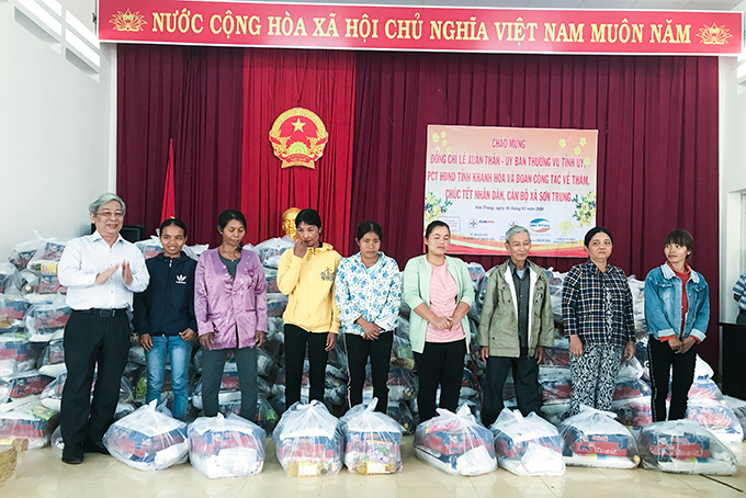 Ông Lê Xuân Thân trao quà cho đại diện các hộ dân ở xã Sơn Trung. 