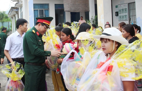 Thượng tá Đinh Văn Hưng - Phó Chính ủy Bộ CHQS tỉnh Khánh Hòa trao quà Tết cho người dân.