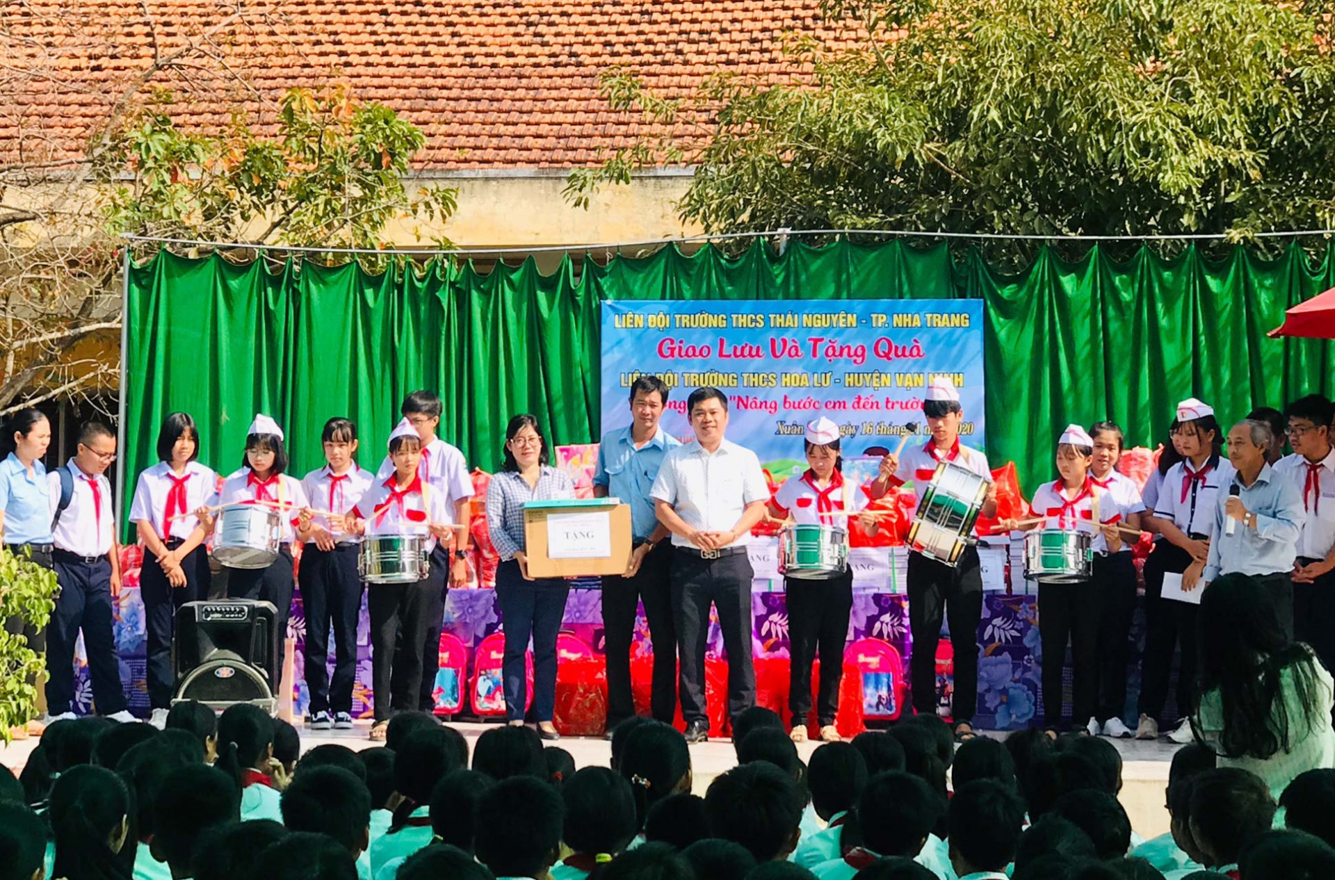 Liên đội Trường THCS Thái Nguyên trao quà cho Liên đội Trường THCS Hoa Lư