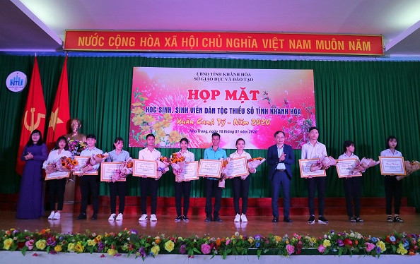 Ông Nguyễn Đắc Tài và lãnh đạo Sở Giáo dục và Đào tạo trao phần thưởng cho các HSSV. 