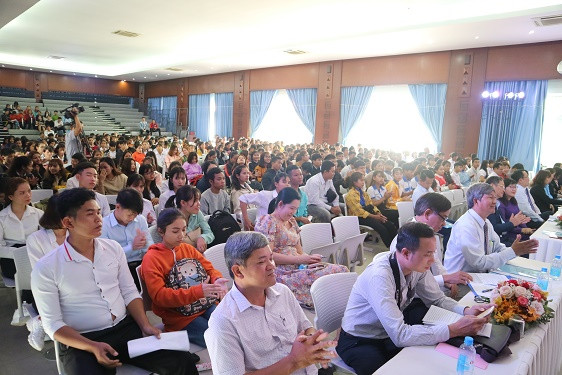 Gần 600 HSSV dân tộc thiểu số và các đại biểu tham dự buổi họp mặt. 