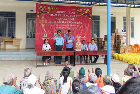 Tặng quà Tết cho hộ nghèo, hộ chính sách xã Sơn Tân (huyện Cam Lâm)