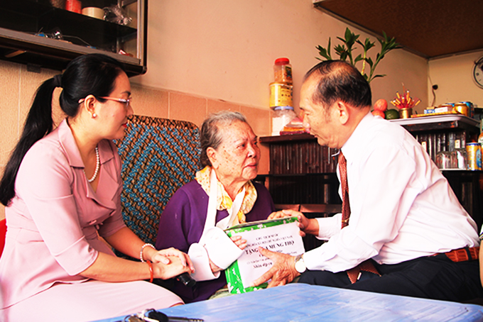 Trao quà mừng thọ của Chủ tịch nước cho 4 cụ tròn 100 tuổi