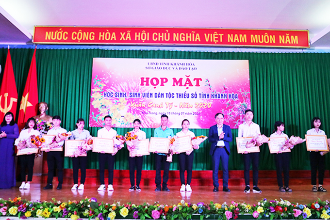 Ông Nguyễn Đắc Tài và lãnh đạo Sở Giáo dục và Đào tạo trao phần thưởng cho các học sinh, sinh viên