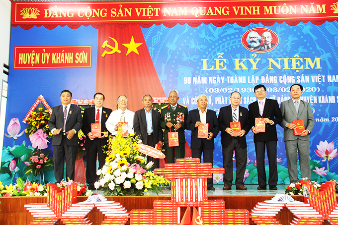 Khánh Sơn: Tổ chức kỷ niệm 90 năm ngày thành lập Đảng và giới thiệu sách Lịch sử Đảng bộ huyện