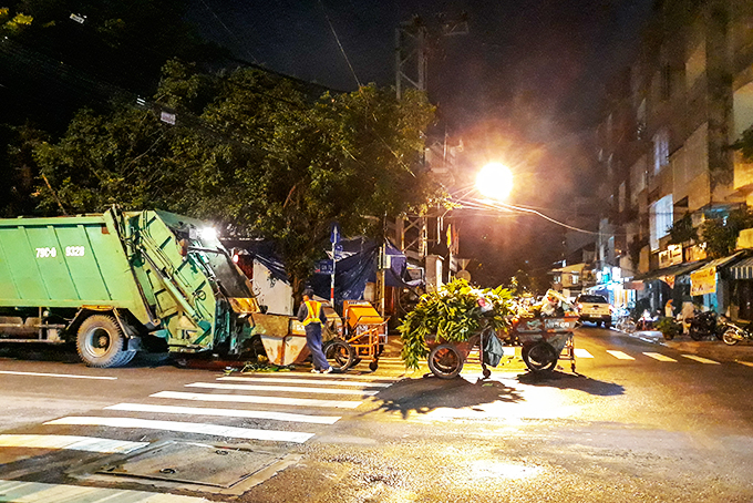 Thu gom rác tại chợ Xóm Mới, Nha Trang.