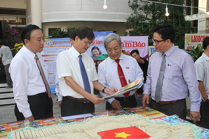 Leaders of Khanh Hoa Province contemplating displayed publications at festival