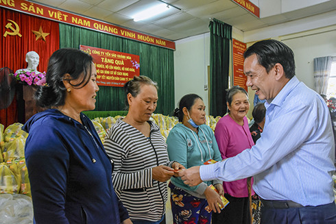Lãnh đạo Công ty Yến Sào Khánh Hòa thăm sức khỏe và tặng quà cho các cụ ở Nhà An dưỡng Dưỡng lão.