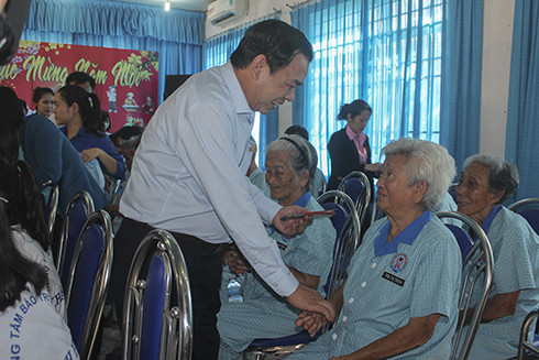 Lãnh đạo Công ty Yến Sào Khánh Hòa tặng quà cho các đối tượng tại Trung tâm Bảo trợ xã hội tỉnh.