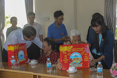 Lãnh đạo Công ty Yến Sào Khánh Hòa tặng quà cho người dân phường Vĩnh Nguyên.