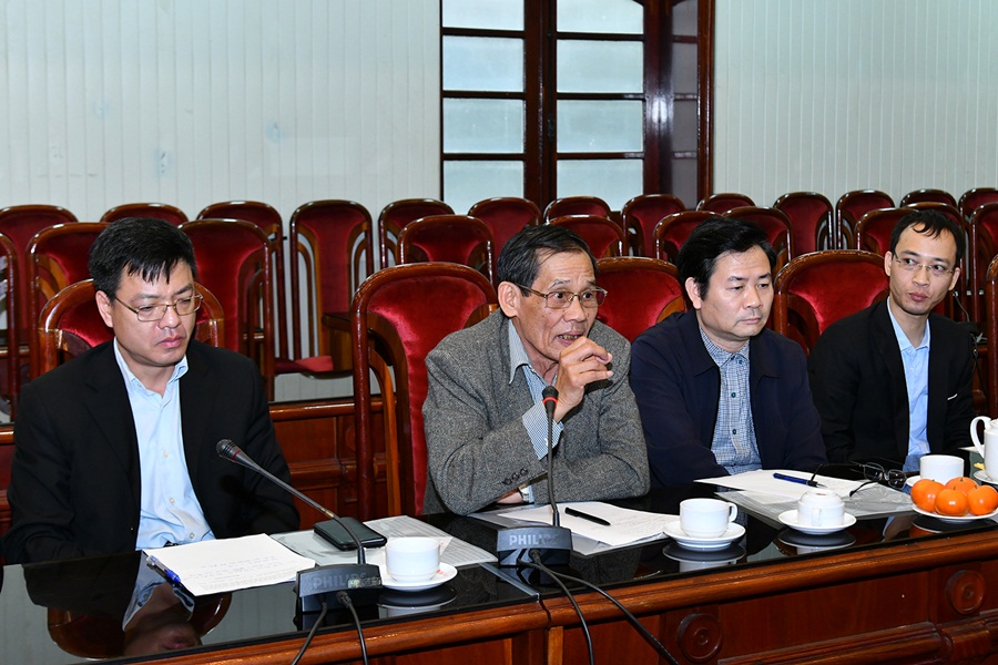 Tổng đạo diễn NSND Lê Thi (giữa) tại buổi giới thiệu về bộ phim