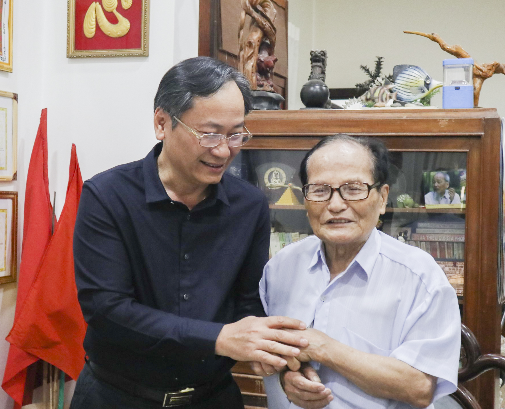 Ông Nguyễn Đắc Tài thăm hỏi, chúc Tết gia đình ông Giang Nam.