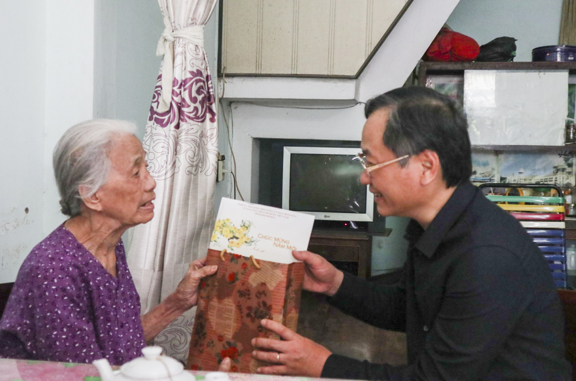 Ông Nguyễn Đắc Tài thăm hỏi, chúc Tết gia đình bà Trần Thị Sai.