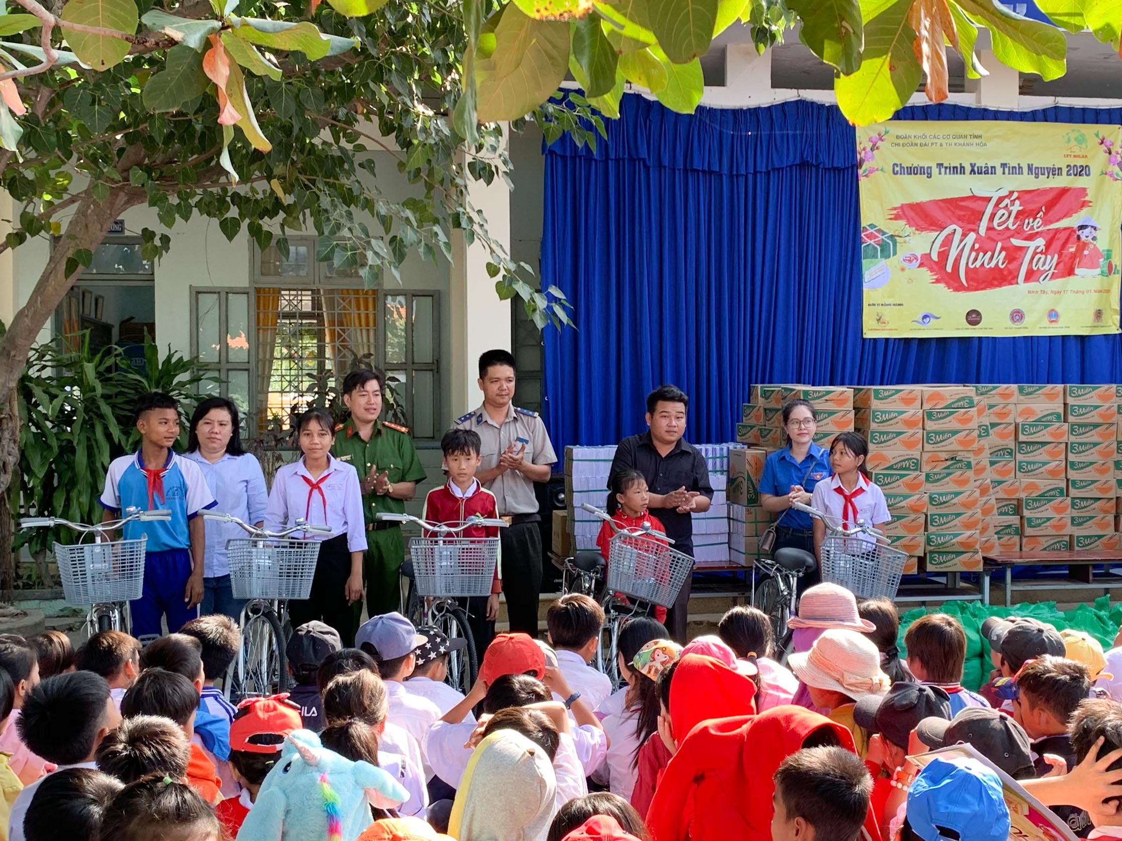 Chi đoàn Đài Phát thanh và Truyền hình Khánh Hoà cùng các chi đoàn kết nghĩa: Trao quà Tết cho học sinh xã Ninh Tây