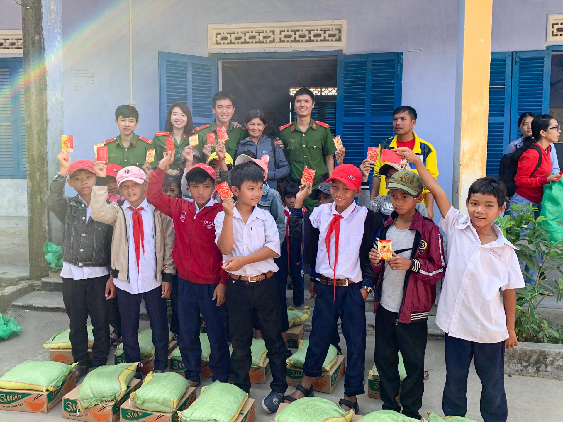 Các đơn vị trao quà Tết cho học sinh Trường Tiểu học và THCS Ninh Tây