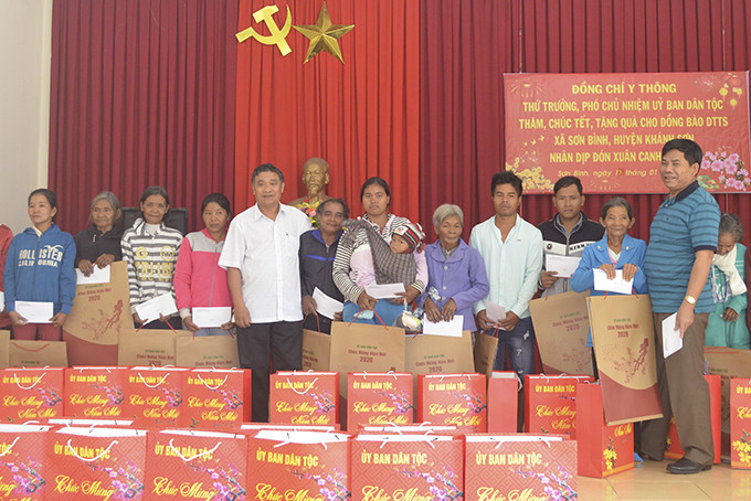 Đồng chí Y Thông, Thứ trưởng, Phó Chủ nhiệm Ủy ban Dân tộc (thứ 3 từ phải sang) tặng quà cho đồng bào các dân tộc tại xã Sơn Bình, huyện Khánh Sơn.