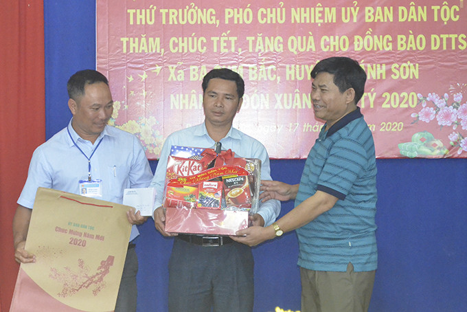 Tặng quà cho tập thể xã ba Cụm Bắc, huyện Khánh Sơn.