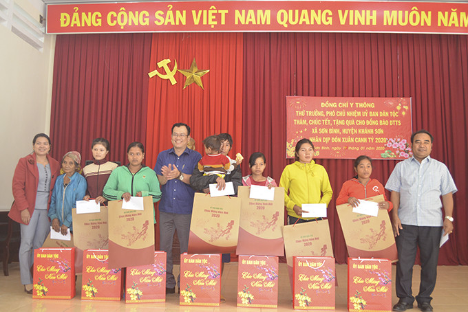lãnh đạo Vụ Địa phương II và lãnh đạo Ban Dân tộc tỉnh tặng quà cho người dân tại xã Sơn Bình, huyện Khánh Sơn.
