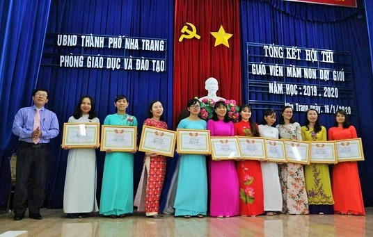 Lãnh đạo Phòng Giáo dục và Đào tạo TP. Nha Trang trao giấy chứng nhận cho các giáo viên. 