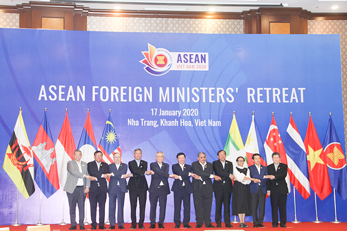 Bộ trưởng Ngoại giao các nước ASEAN và Tổng Thư ký ASEAN gặp nhau tại AMM Retreat. 
