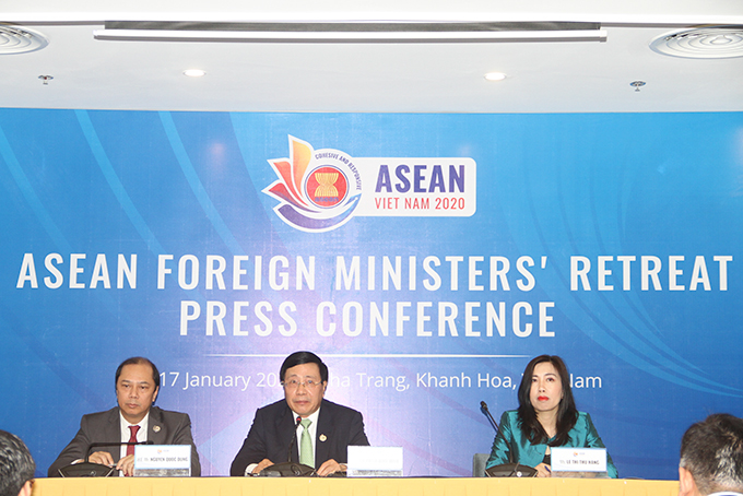  Phó Thủ tướng, Bộ trưởng Bộ Ngoại giao Phạm Bình Minh chủ trì buổi họp báo. 
