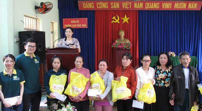 Lãnh đạo Công ty CP Phục vụ mặt đất Sài Gòn - Cam Ranh trao quà Tết cho các hộ gia đình có hoàn cảnh khó khăn xã Cam Phúc Nam.