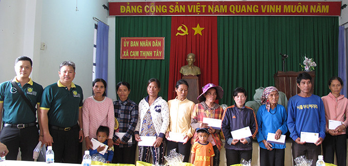 Đại diện Công ty CP Phục vụ mặt đất Sài Gòn - Cam Ranh trao quà Tết cho đồng bào dân tộc thiểu số xã Cam Thịnh Tây