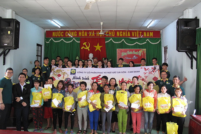 Công ty CP Phục vụ mặt đất Sài Gòn - Cam Ranh trao quà Tết cho các hộ gia đình có hoàn cảnh khó khăn xã Cam Thành Nam.