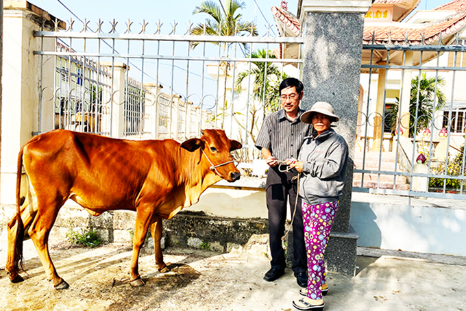 Trao bò giống cho hộ nghèo xã Ninh Xuân