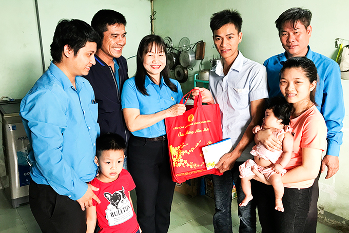 Lãnh đạo Liên đoàn Lao động tỉnh thăm, chúc Tết và trao quà cho vợ chồng anh Nguyễn Ngọc Tiến.