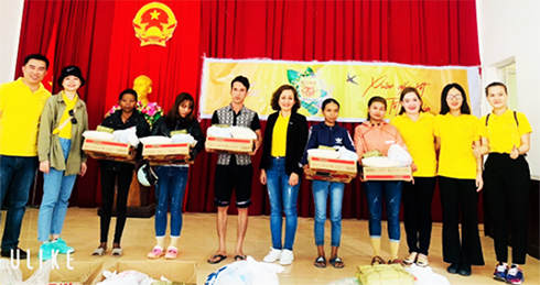 Khách sạn Mường Thanh Luxury Viễn Triều thăm, tặng 50 suất quà cho người dân xã Sơn Trung