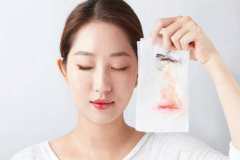 Phải dùng đến nước tẩy trang bạn mới thấy mặt mình bẩn đến mức nào.