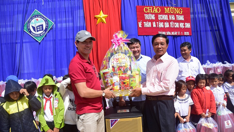 Lãnh đạo nhà trường trao quà Tết cho Trường Tiểu học và THCS Thành Sơn. 
