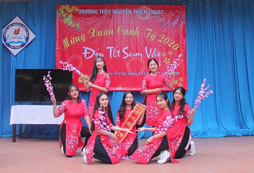 Trường THPT Nguyễn Thiện Thuật tổ chức hội chợ Xuân 2020